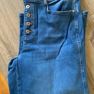 Stylish Blue Denim Jeans
High - Rise
Wide-Leg Crop